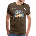 Follow The Rainbow Männer Premium T-Shirt - Edelbraun