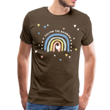 Follow The Rainbow Männer Premium T-Shirt - Edelbraun