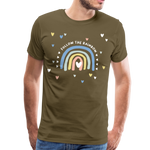 Follow The Rainbow Männer Premium T-Shirt - Khaki