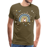 Follow The Rainbow Männer Premium T-Shirt - Khaki