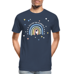 Follow The Rainbow Männer Premium Bio T-Shirt - Navy